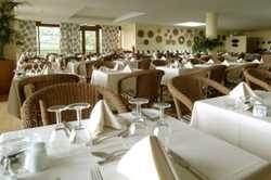 Imagen del bar/restaurante del Apartahotel Pestana Atalaia Ocean Aparthotel. Foto 16