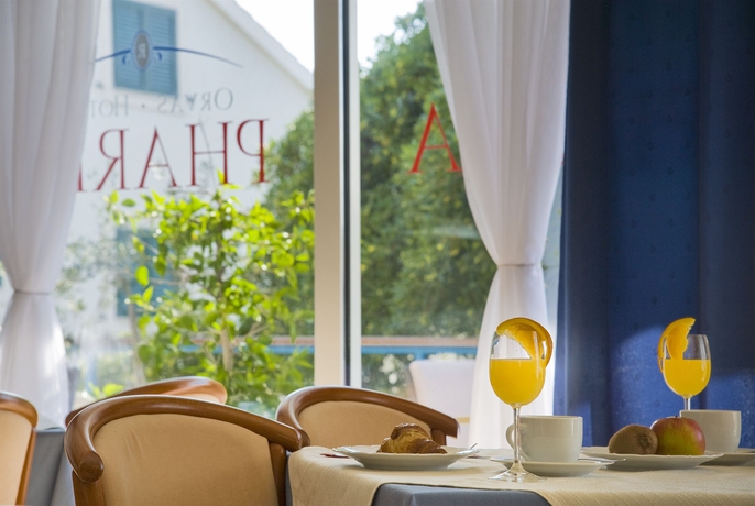 Imagen del bar/restaurante del Apartahotel Pharia. Foto 4