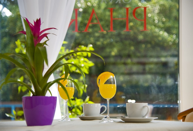 Imagen del bar/restaurante del Apartahotel Pharia. Foto 6