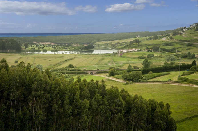 Imagen de los exteriores del Apartahotel Playas de Liencres. Foto 10