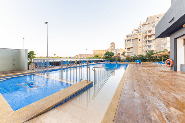 Imagen de la piscina del Apartahotel Port Europa Hotel. Foto 10