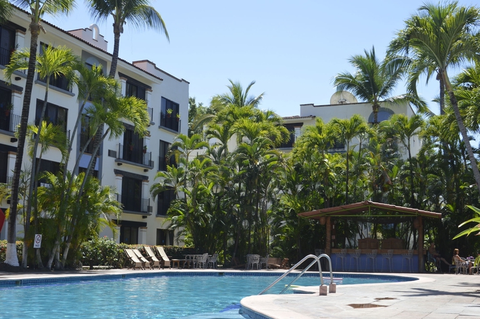 Imagen de la piscina del Apartahotel Puerto De Luna Pet Friendly and Family Suites Hotel. Foto 10