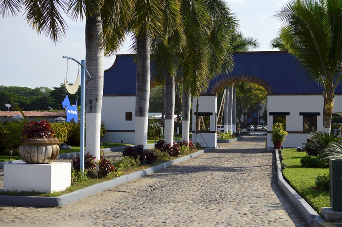 Imagen de los exteriores del Apartahotel Puerto De Luna Pet Friendly and Family Suites Hotel. Foto 5