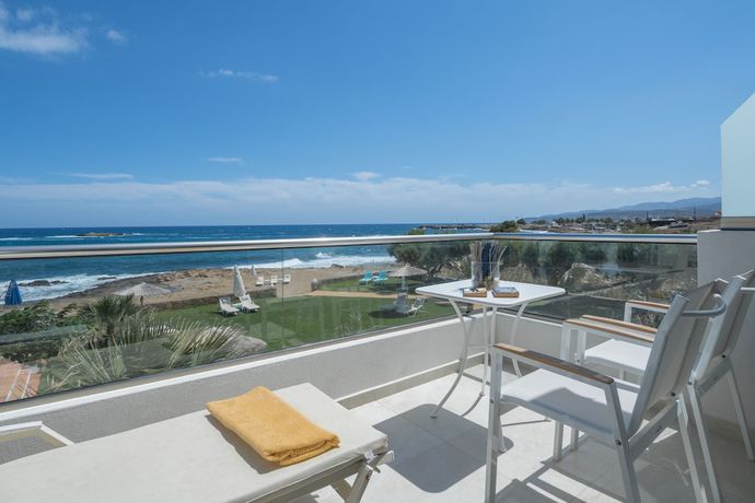 Imagen de la habitación del Apartahotel Pyrgos Beach. Foto 4