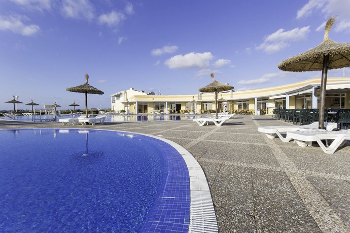 Imagen de la piscina del Apartahotel Rvhotels Sea Club Menorca. Foto 16