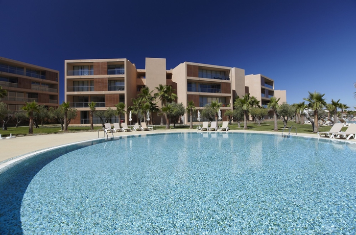 Imagen de la piscina del Apartahotel Salgados Vila das Lagoas. Foto 10