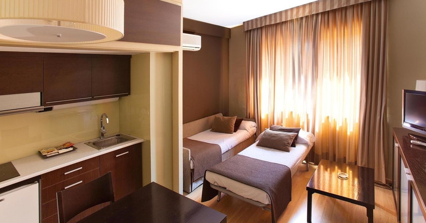 Imagen de la habitación del Apartahotel Senator Barcelona Apartments. Foto 5