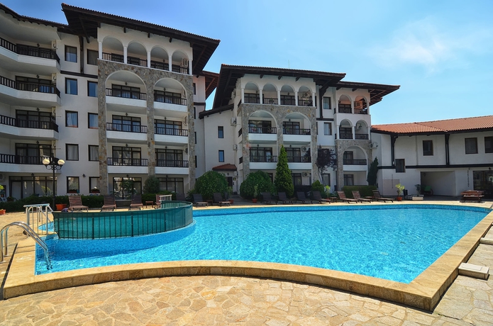 Imagen de la piscina del Apartahotel Severina. Foto 10