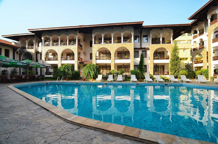 Imagen de la piscina del Apartahotel Severina. Foto 11