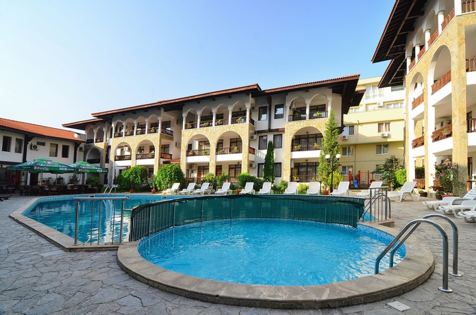 Imagen de la piscina del Apartahotel Severina. Foto 12