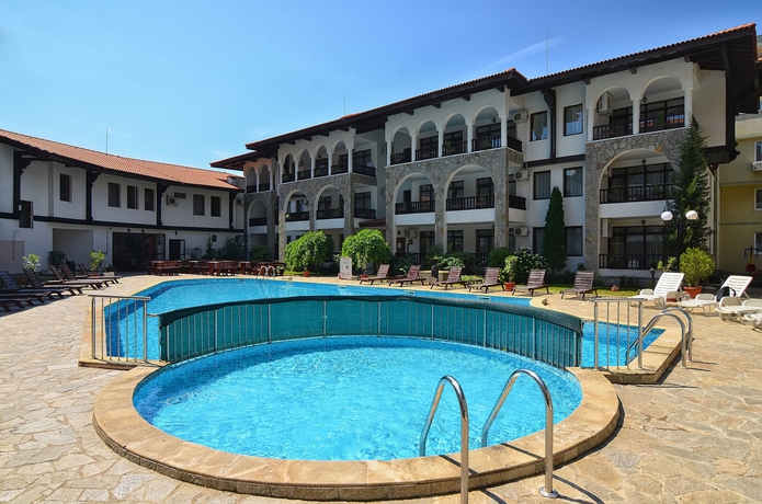 Imagen de la piscina del Apartahotel Severina. Foto 13