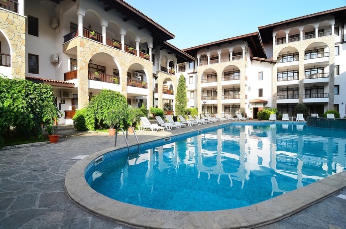 Imagen de la piscina del Apartahotel Severina. Foto 15