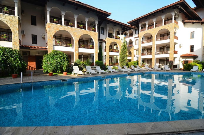 Imagen de la piscina del Apartahotel Severina. Foto 16