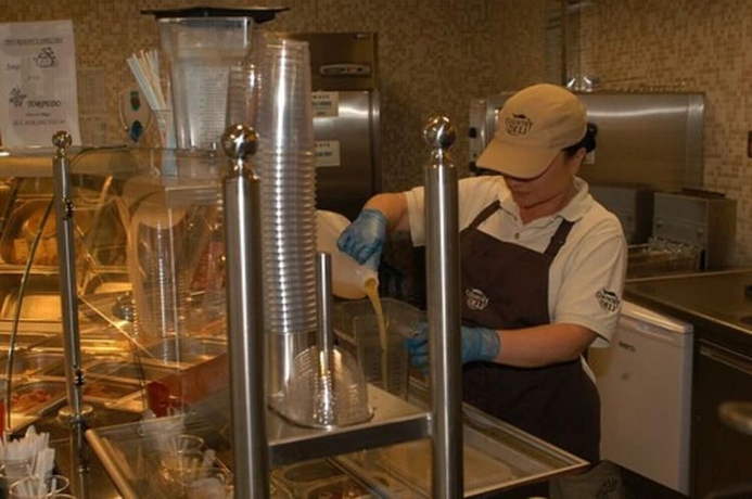 Imagen del bar/restaurante del Apartahotel St Angela's Lakeside SALA. Foto 8