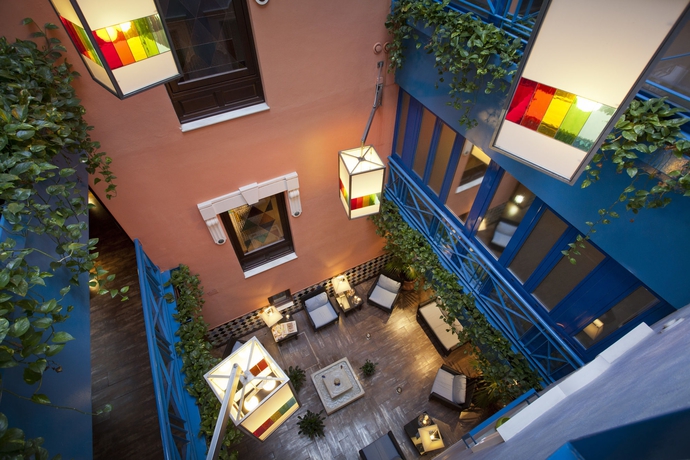 Imagen de los exteriores del Apartahotel Suites Gran Via 44. Foto 8