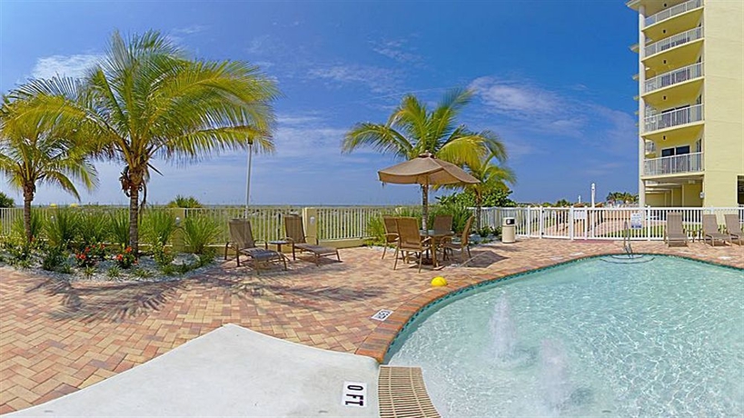 Imagen de la piscina del Apartahotel Sunset Vistas Two Bedroom Beachfront Suites. Foto 14