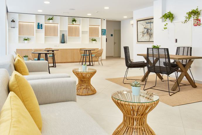 Imagen del bar/restaurante del Apartahotel Universal Elisa. Foto 2