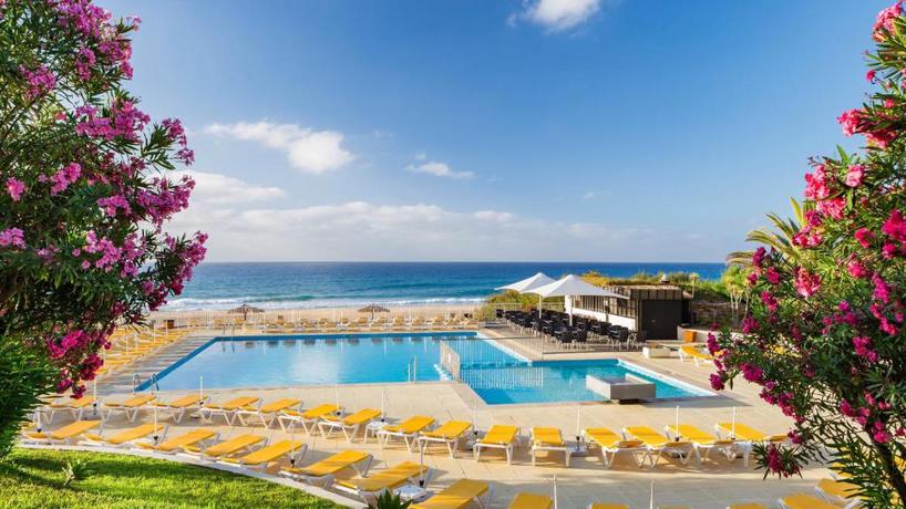 Imagen de la piscina del Apartahotel Vila Baleira Suites. Foto 6