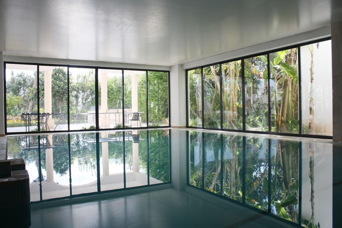 Imagen de la piscina del Apartahotel Vila Petra. Foto 8