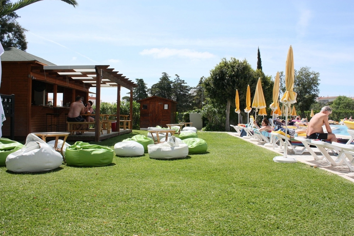 Imagen de la piscina del Apartahotel Vila Petra. Foto 10