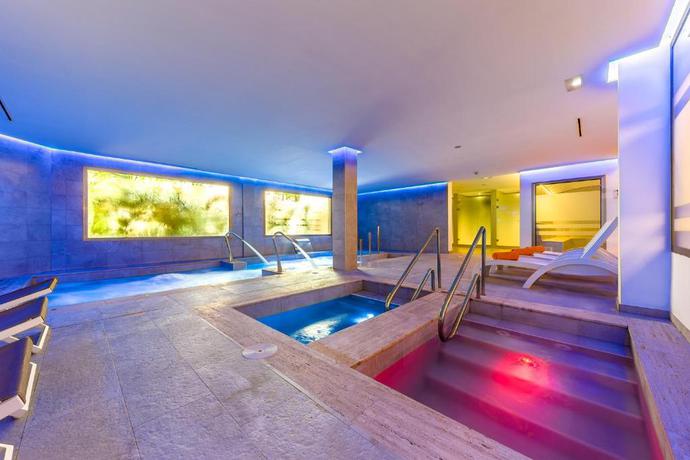 Imagen de la piscina del Apartahotel Viva Cala Mesquida Resort. Foto 26