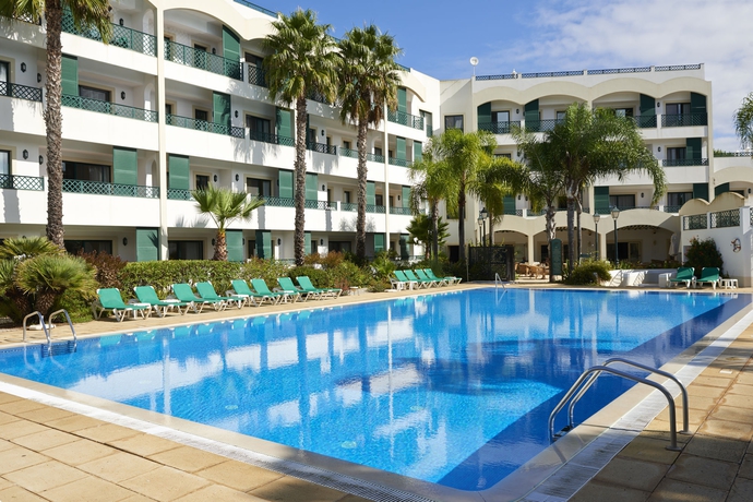 Imagen de la piscina del Apartahotel Voco Formosa Park – Algarve. Foto 15