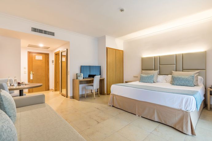 Imagen de la habitación del Apartahotel Zafiro Mallorca. Foto 25