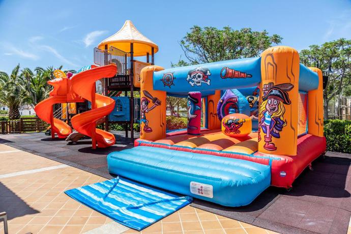 Imagen de los interiores del Apartahotel Zafiro Menorca. Foto 7