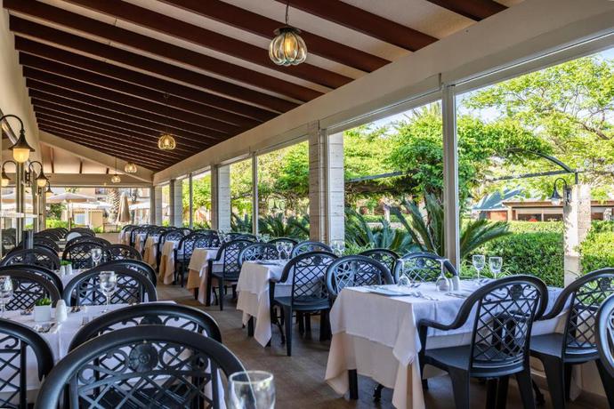 Imagen del bar/restaurante del Apartahotel Zafiro Menorca. Foto 2