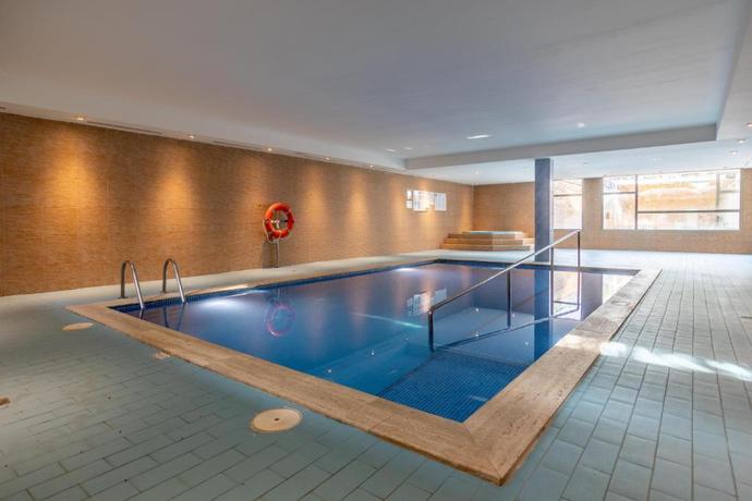 Imagen de la piscina del Apartahotel Zafiro Menorca. Foto 8