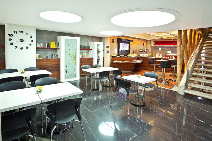 Imagen del bar/restaurante del Apartamentos 5 Elementos Corferias by HBP. Foto 4