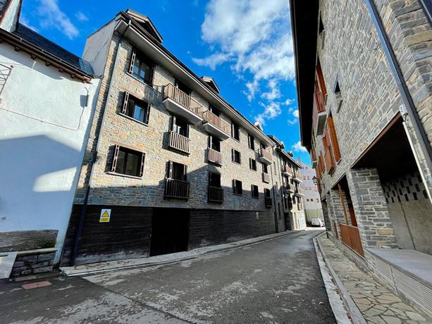 Imagen de los exteriores del Apartamentos APARTAMENTOS ESCARRILLA SUITES 3000. Foto 7