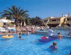 Imagen de la piscina del Apartamentos APARTAMENTOS PARK GARDEN. Foto 5