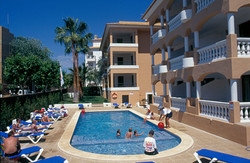 Imagen de la piscina del Apartamentos APTS. S'OLIVERA. Foto 3