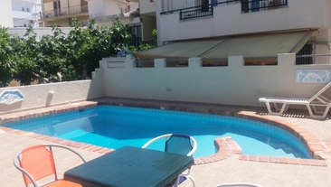 Imagen de la piscina del Apartamentos AQUARIUS APARTMENTS HERSONISSOS. Foto 7