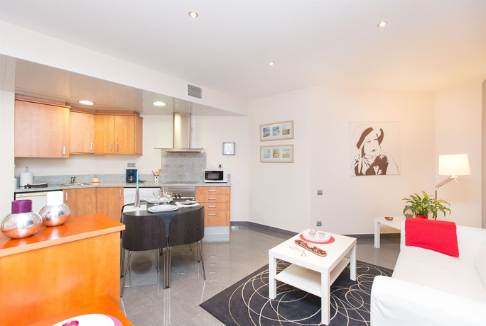 Imagen de los interiores del Apartamentos AinB Universitat. Foto 16