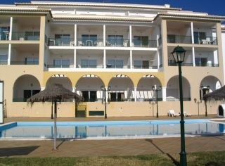 Imagen de la piscina del Apartamentos Alagoa Praia Norte. Foto 6