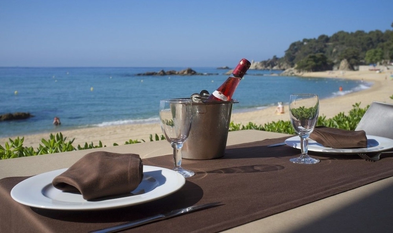 Imagen del bar/restaurante del Apartamentos Albamar Apartaments. Foto 5