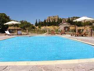 Imagen de la piscina del Apartamentos Aloni Cottages. Foto 3