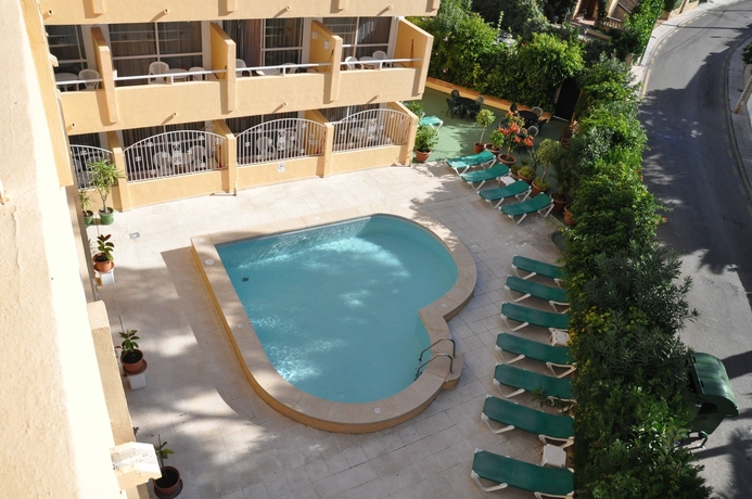 Imagen de la piscina del Apartamentos Alper Apartments Mallorca. Foto 13