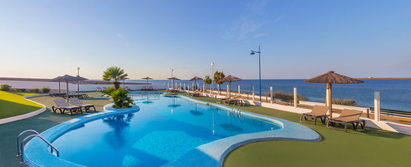 Imagen de la piscina del Apartamentos Aluasun Far Menorca Hotel. Foto 11