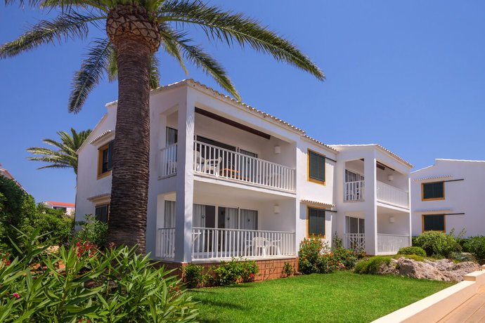 Imagen de los exteriores del Apartamentos Aluasun Far Menorca Hotel. Foto 7