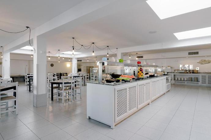 Imagen del bar/restaurante del Apartamentos Aluasun Lago Park. Foto 3