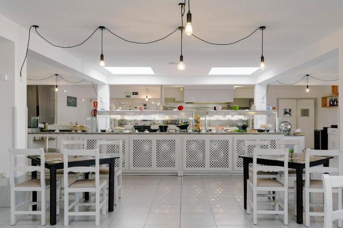 Imagen del bar/restaurante del Apartamentos Aluasun Lago Park. Foto 4