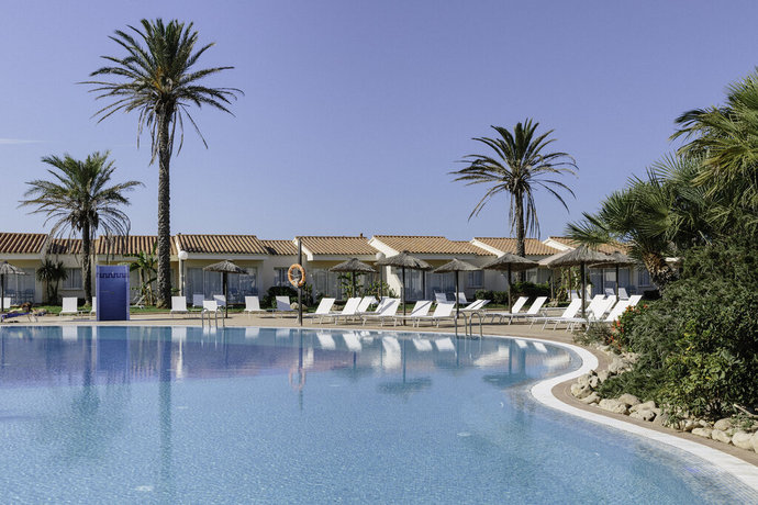 Imagen de la piscina del Apartamentos Aluasun Mediterráneo Hotel. Foto 13