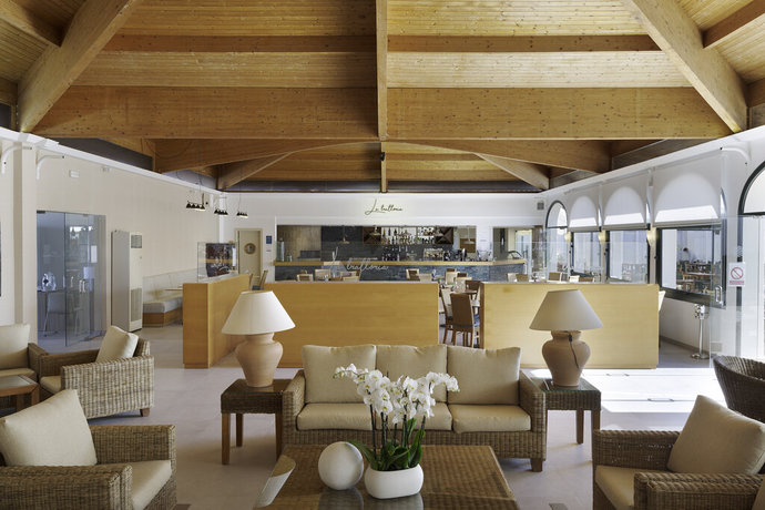 Imagen de los interiores del Apartamentos Aluasun Mediterráneo Hotel. Foto 12