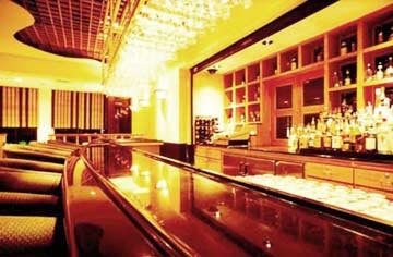 Imagen del bar/restaurante del Apartamentos Alupang Beach - Diamond Suite. Foto 1