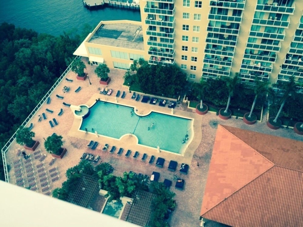 Imagen de la piscina del Apartamentos America Luxury Intracoastal Apartments. Foto 15