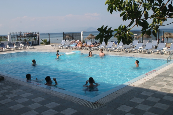 Imagen de la piscina del Apartamentos Ammos. Foto 18