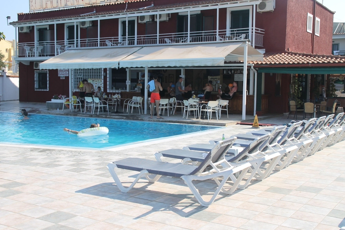 Imagen de la piscina del Apartamentos Ammos. Foto 19